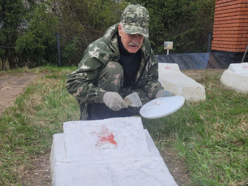 Долголеты Рузы покрасили могильные плиты и памятник на кладбище советских воинов Новости Рузы 