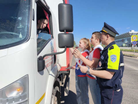 Волонтеры Рузы подписали водителей на социальные сети дорожных полицейских Новости Рузы 