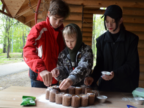 Волонтеры учили детей печь куличи в парке «Городок» Новости Рузы 